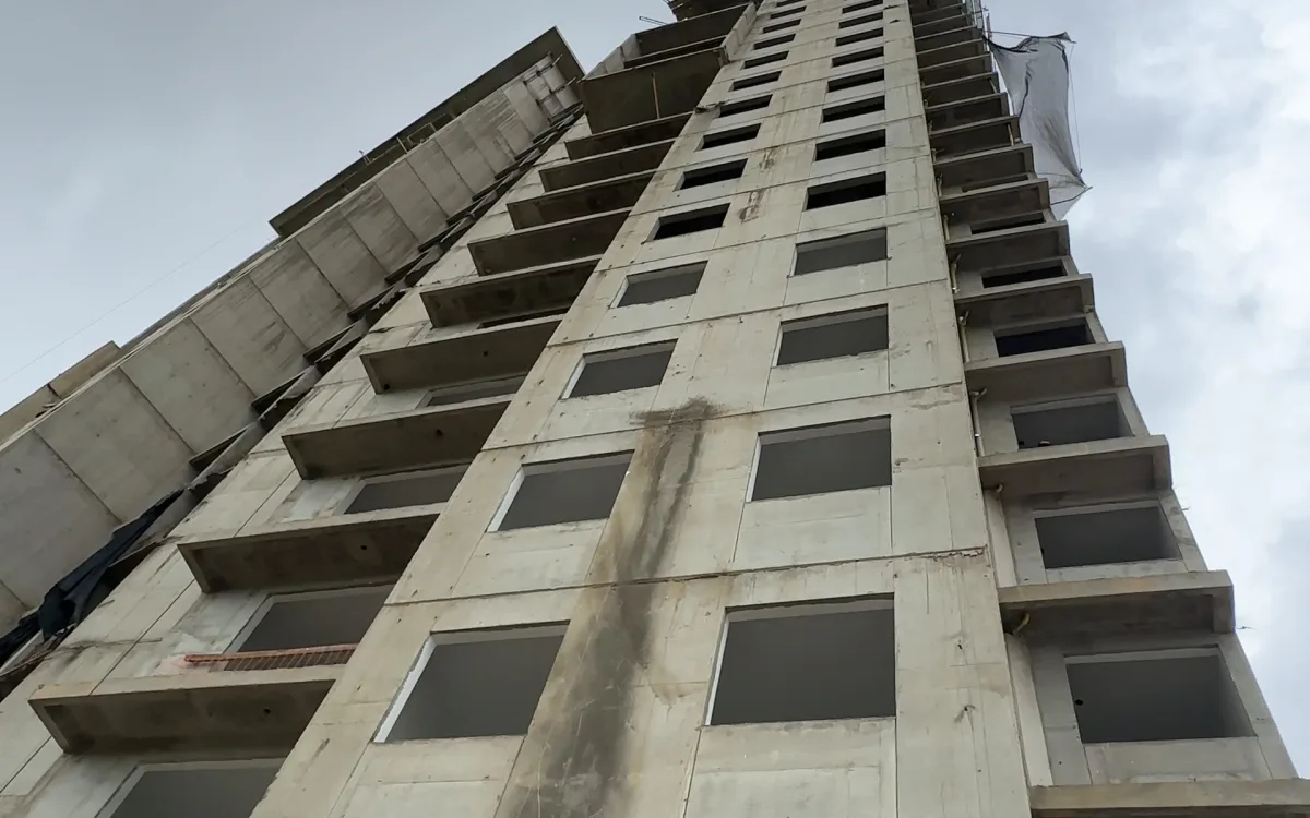 Torre 1 de Oporto en construcción, con la fachada en concreto a la vista