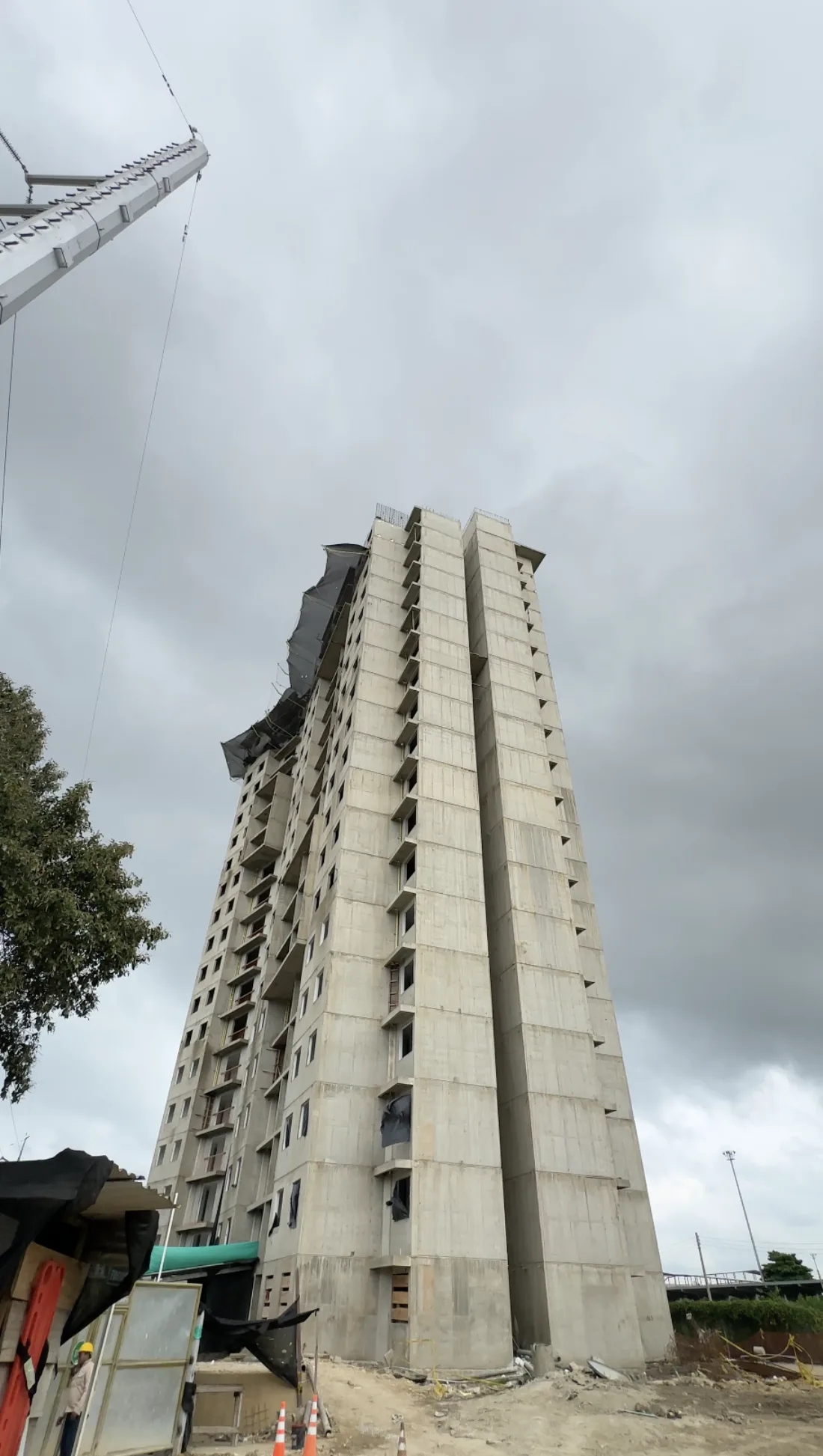 Torre 1 de Oporto en construcción en La Providencia, Cartagena, vista completa desde la base
