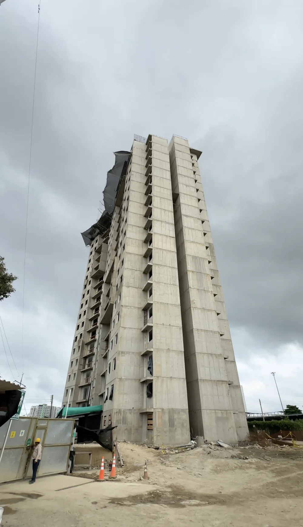 Torre de Oporto en construcción vista completa desde la base, con la estructura en concreto a la vista