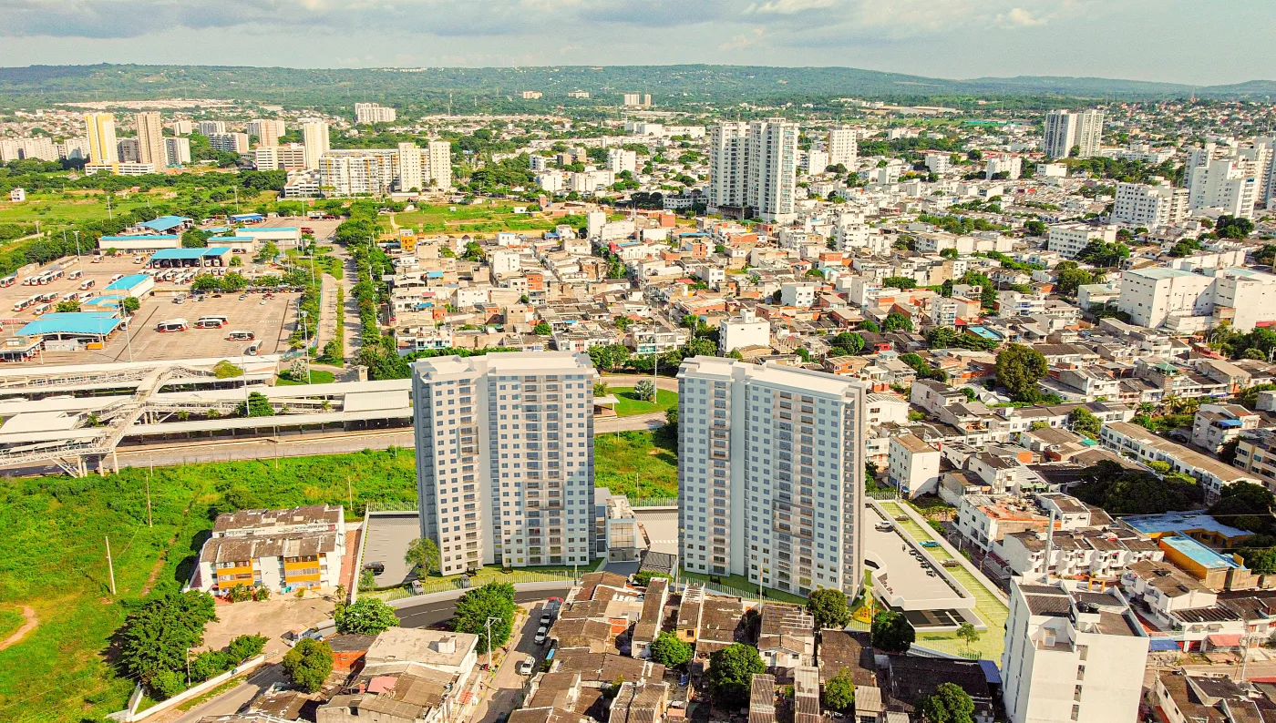 Vista aérea de las dos torres de Oporto en el barrio La Providencia de Cartagena, junto a Transcaribe